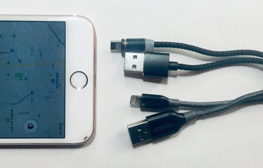 スマホとマグネット式充電ケーブルとアンカーの充電ケーブル