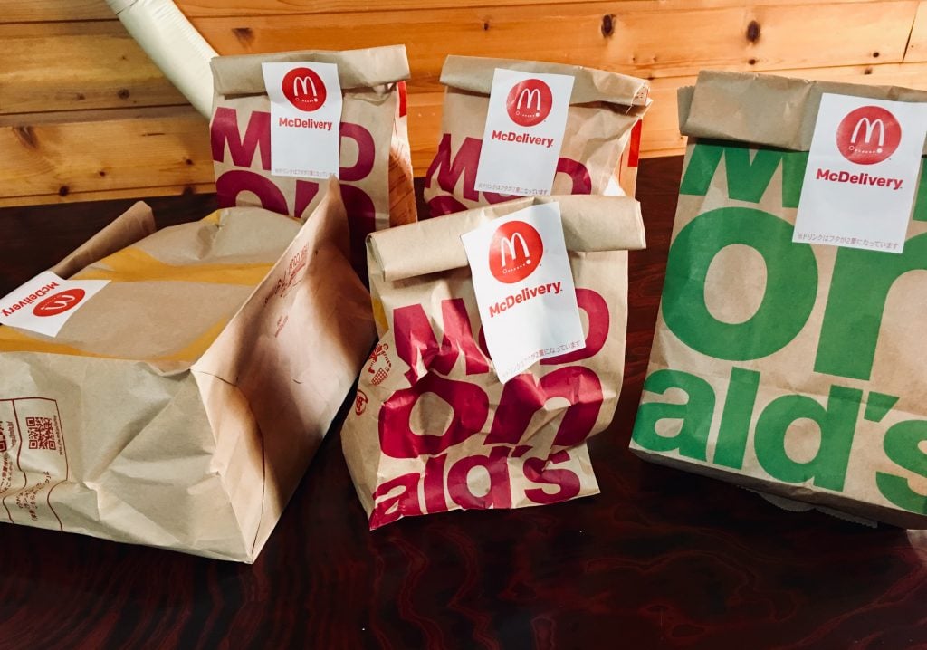 朝マックの紙袋５つ並べた写真