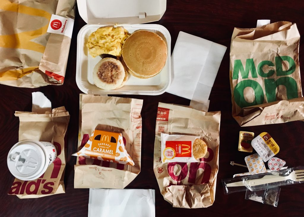 マック　梱包をはがした上からの写真