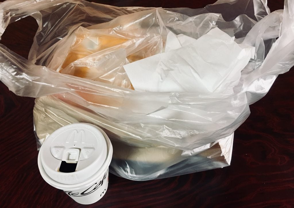 朝マックを全部ビニール袋に詰めた