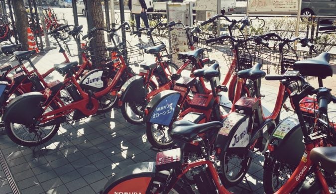 赤チャリならんでる