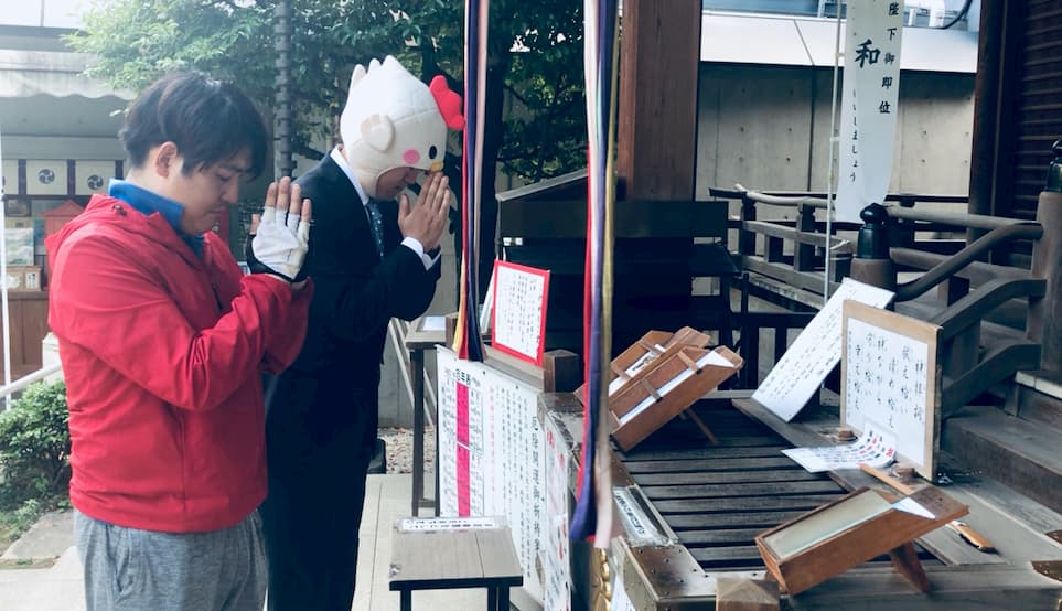 お祈りするTOMIOとヒカリマン