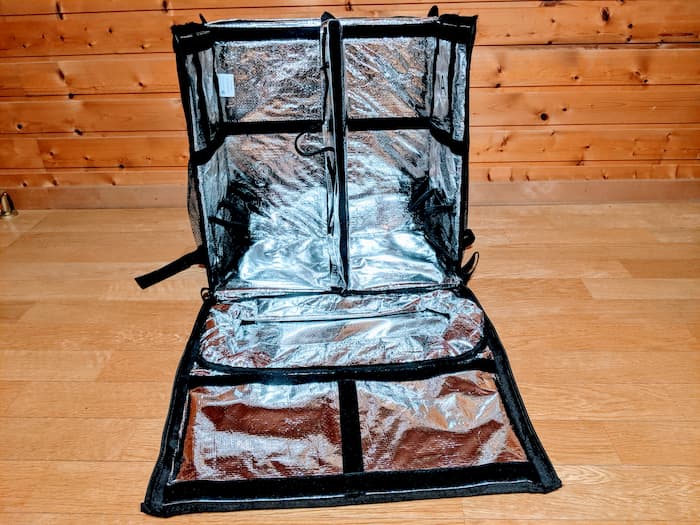 ウーバーイーツ　バッグ　前を開く方法