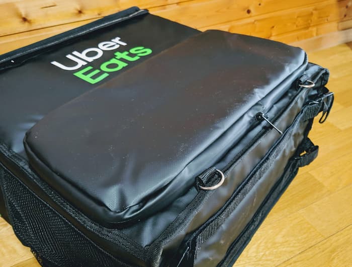 ウーバーイーツ　バッグの使い方