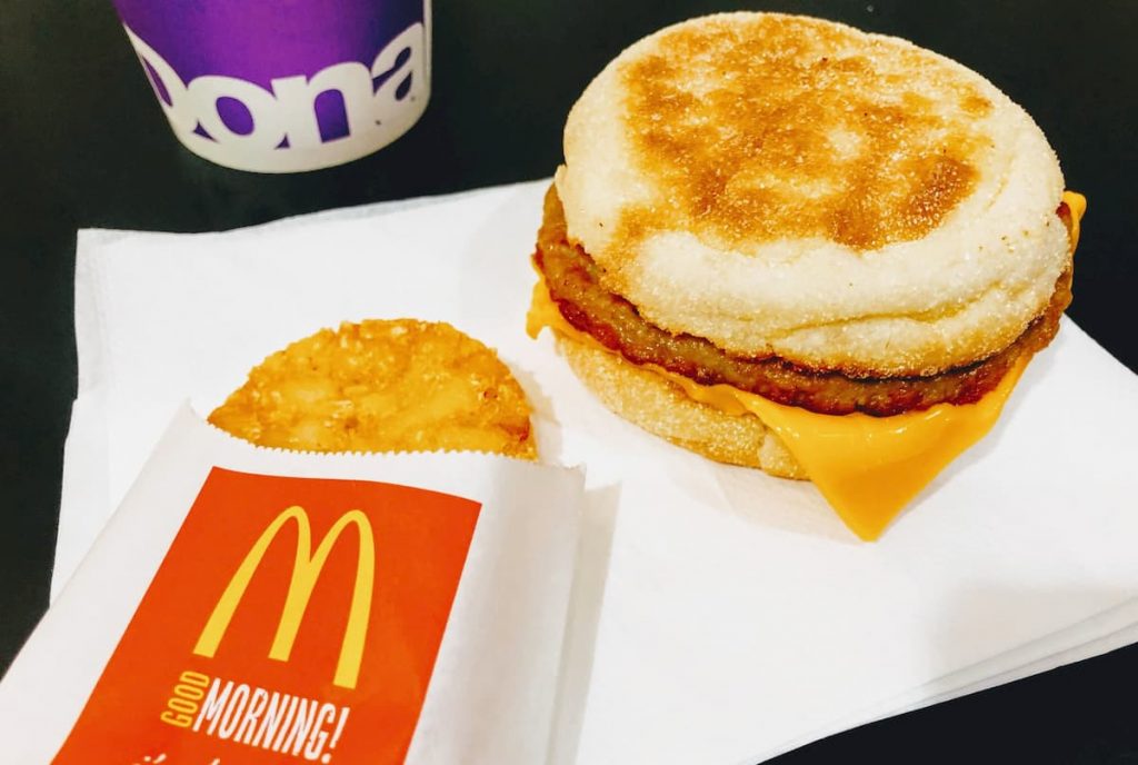 ウーバーイーツ　ソーセージマフィンセット