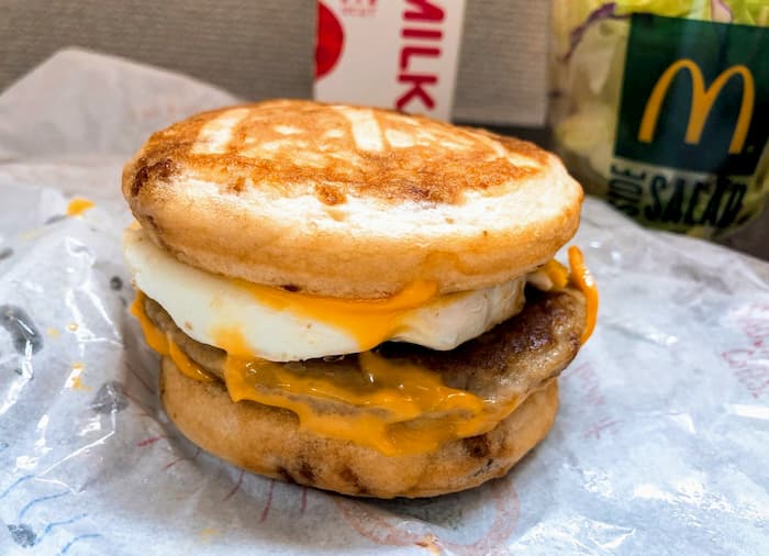 マックグリドルソーセージエッグセット(ミルク+サラダ)　ウーバーイーツ