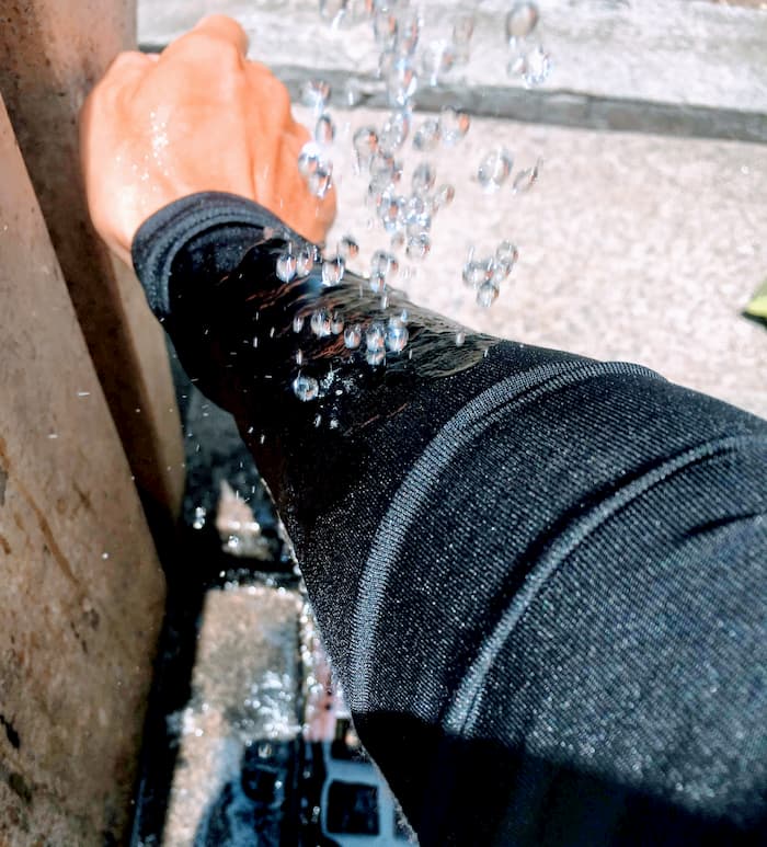 アームカバー　濡らしている