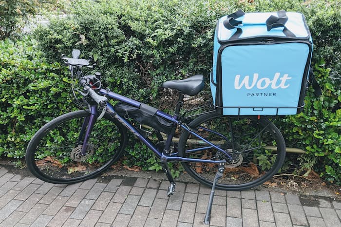 Wolt(ウォルト)配達バッグを自転車の荷台に乗せる